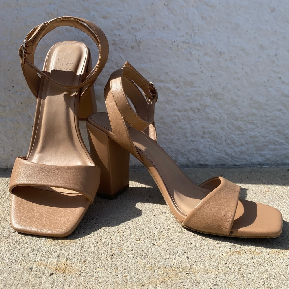 Woman ankle strap block heel wide sandal color nude size 8